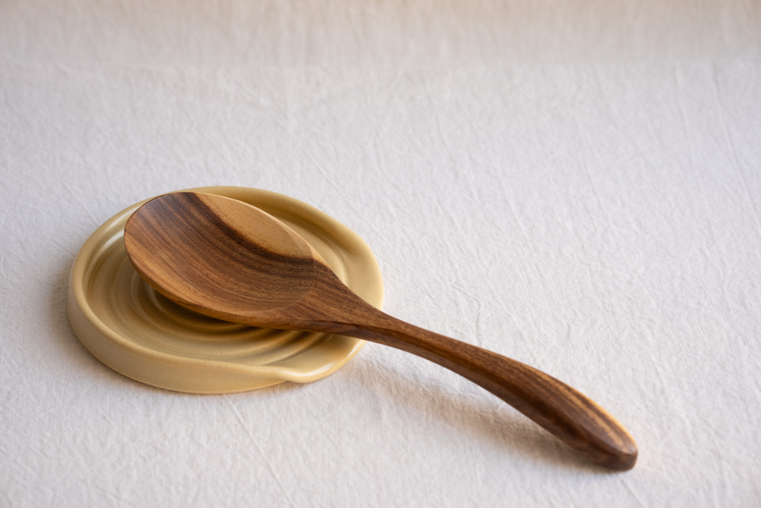 Spoon rest in 'Gold Pistachio'